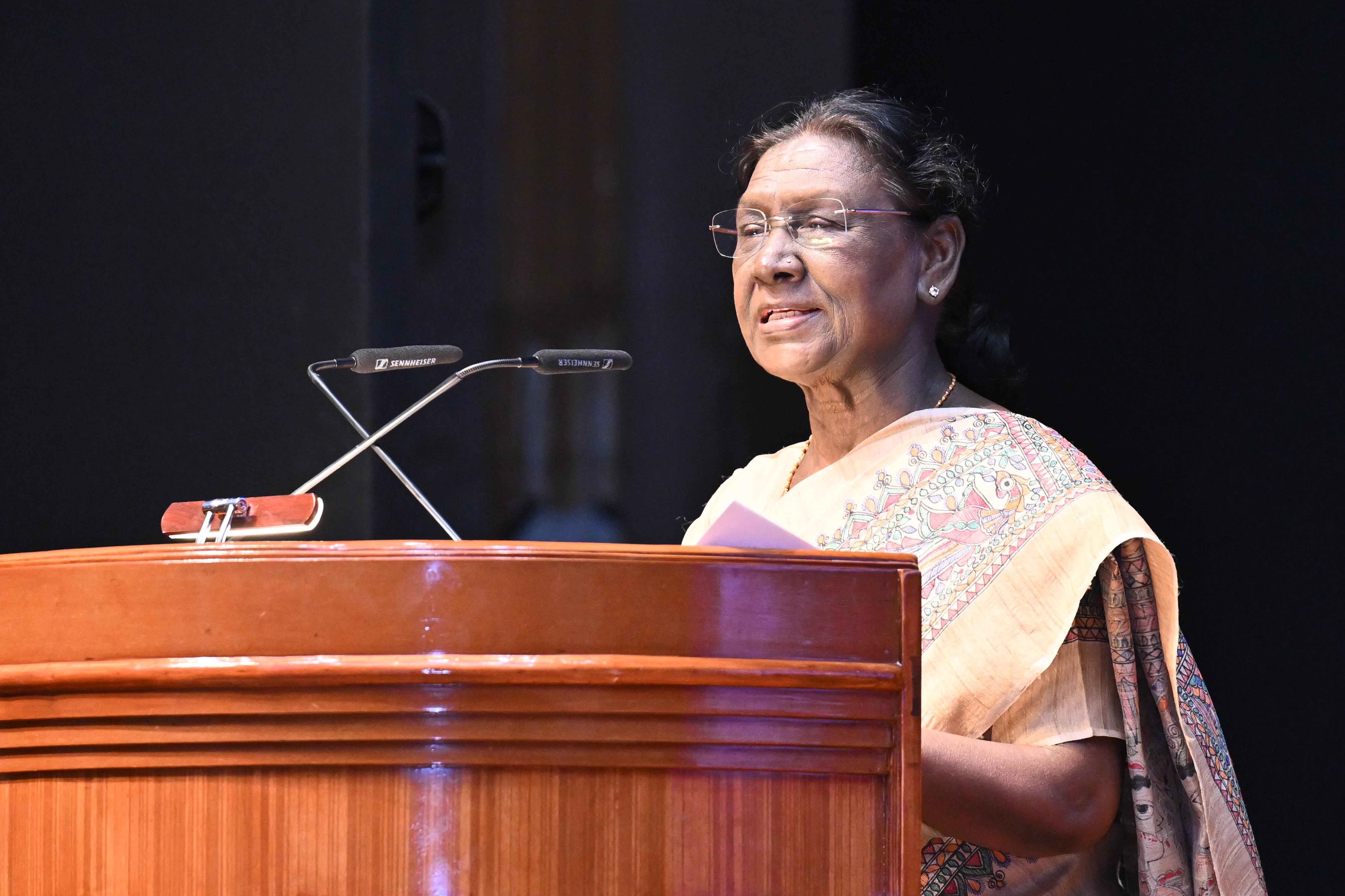 THE PRESIDENT INTERACTS WITH A GROUP OF GRASSROOTS INNOVATORS